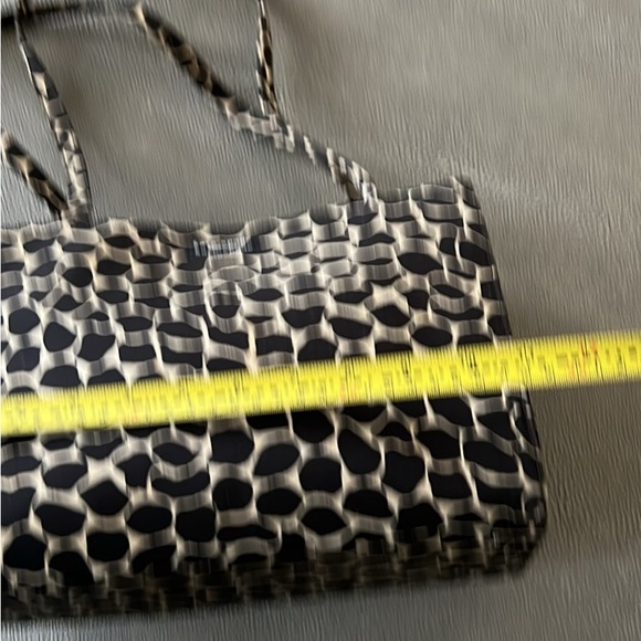 Vintage Black and white animal print handbag with snap closure, inside pocket. - Picture 4 of 6